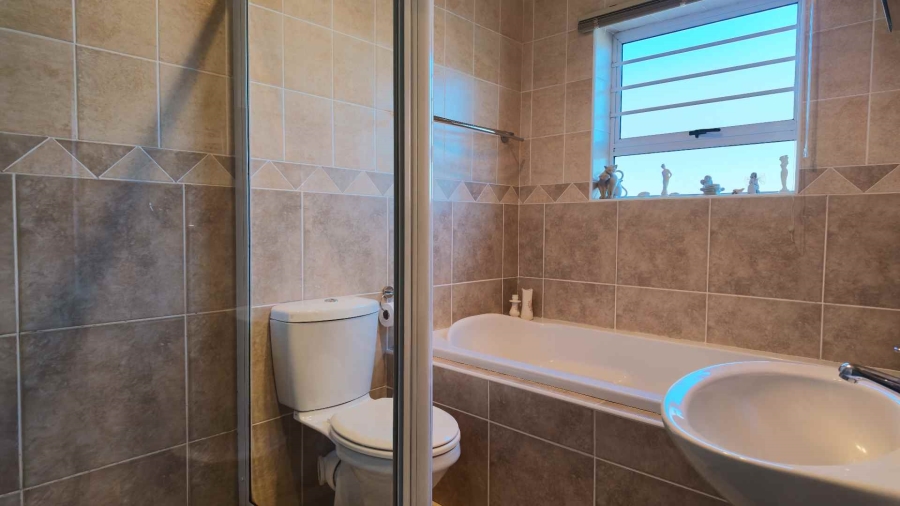 To Let 2 Bedroom Property for Rent in Oostersee Western Cape